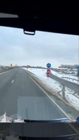 Народ соскучился по снегу и организовал горку. Что, северяне, соскучились по снегу? 😅
