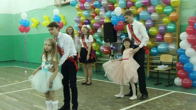 танец выпускников с малышами