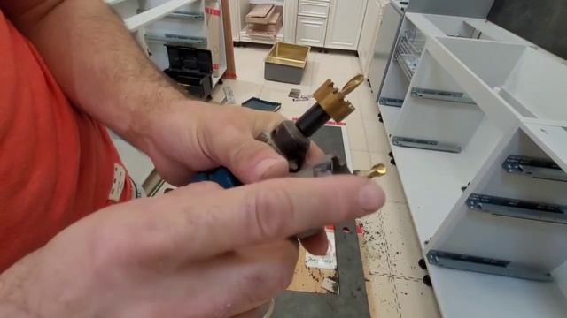 Столешница HPL COMPACT. Сверление отверстия под смеситель и дозатор для мыла смотреть онлайн