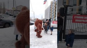 Поздравление от белого мишки в Оренбурге .mp4