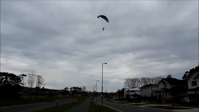 Подготовка, взлет и посадка мотопарапланириста смотреть онлайн