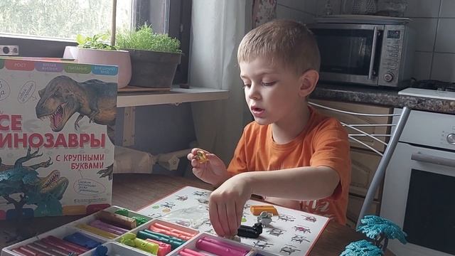 Трицератопс из пластилина. Лепим и узнаем новое. смотреть онлайн