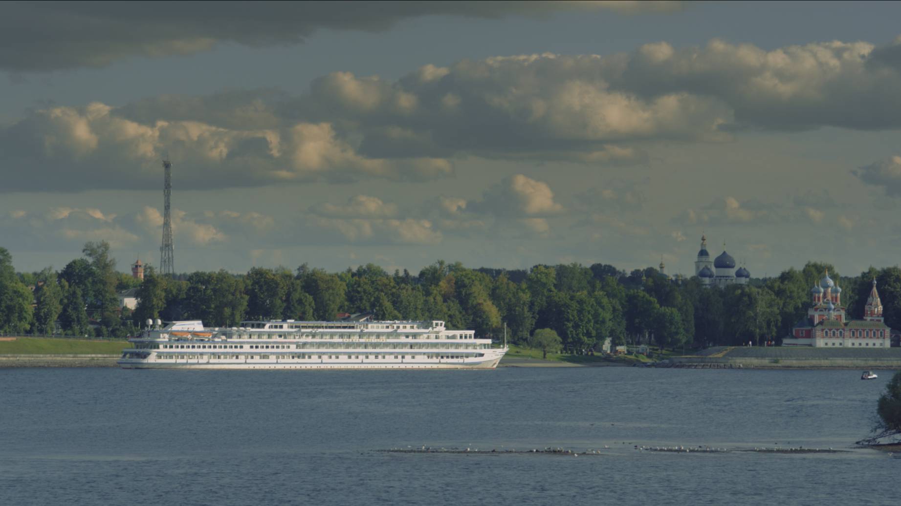 Путешествие по Волге, на подходе к Угличу, лето 2023