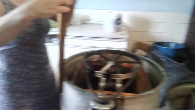 Крутимо мед електромедогонкою 2020. смотреть онлайн