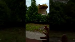Девочку закрыли в подвале, школьная заброха