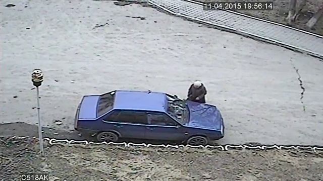 Злобная бабка лупит машину смотреть онлайн