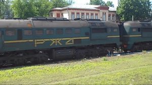 Тепловозы ТЭМ2-6703 и 2М62-1056