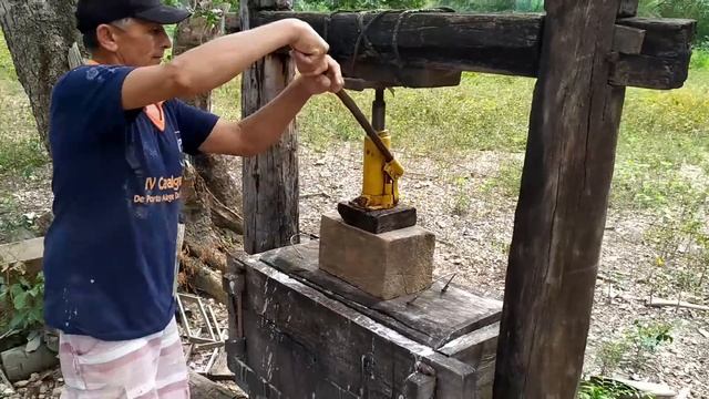 FAZENDO FARINHA DE MANDIOCA NA ROÇA смотреть онлайн