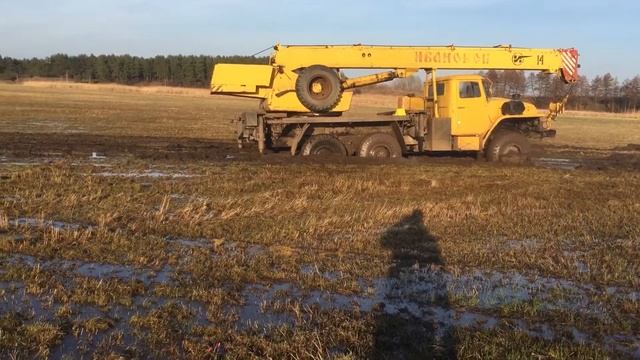 Урал кран в болоте! Часть 3 из 4 смотреть онлайн
