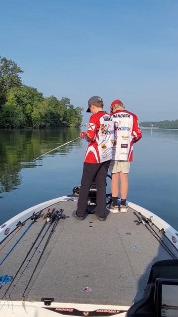 2 knuckleheads fishing with live scope. it's like a video game or something смотреть онлайн