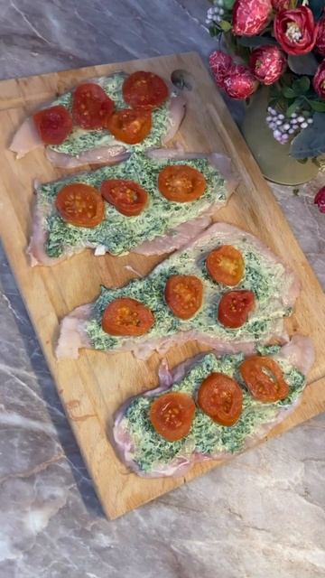 КУРИНЫЙ РУЛЕТ СО ШПИНАТОМ 🌿#куриныйрулет #готовимдома #мясо #еда #пп #рецепты #кухня #salad #food смотреть онлайн