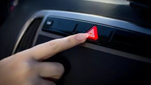 Можно ли получить штраф за аварийку или дальний свет на дороге: мнение эксперта