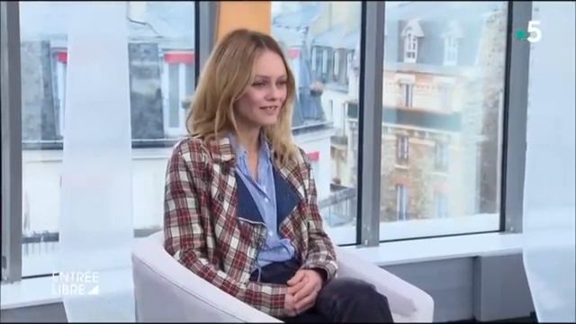Lily Rose Depp : entre critiques et polémiques смотреть онлайн