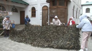 Двойная защита. В анапском храме ежедневно плетут маскировочные сети