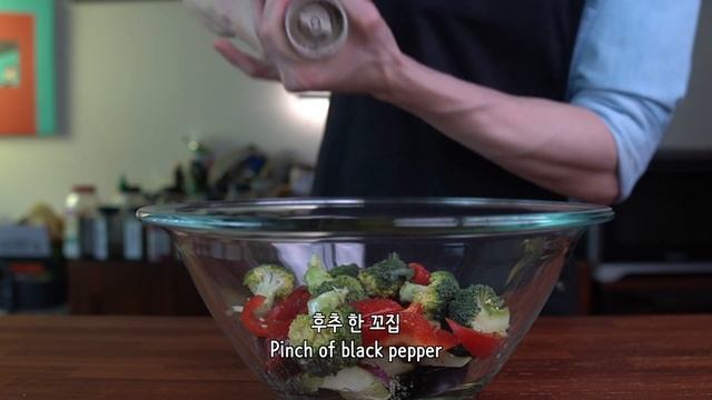 샐러드 맛있게 먹는 2 가지 방법! | 샐러드 업그레이드하세요! | 구운 채소 치킨 샐러드 смотреть онлайн
