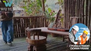 Ремонт своими руками - парень ремонтирует старый деревянный дом из подручных средств в глухом лесу.