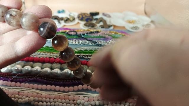 Демонстрация нового материала для создания украшений