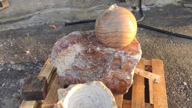 Фонтан Шар "Радуга" на подставке из глыбы Шаханский мрамор
