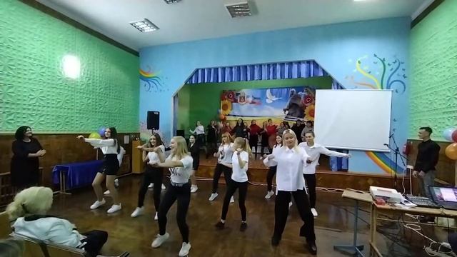 Танець-флешмоб разом із вчителями гімназії 7 смотреть онлайн