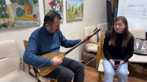 Песня: Uzun ince bir yoldayım; Турецкий народный иструмент: Саз