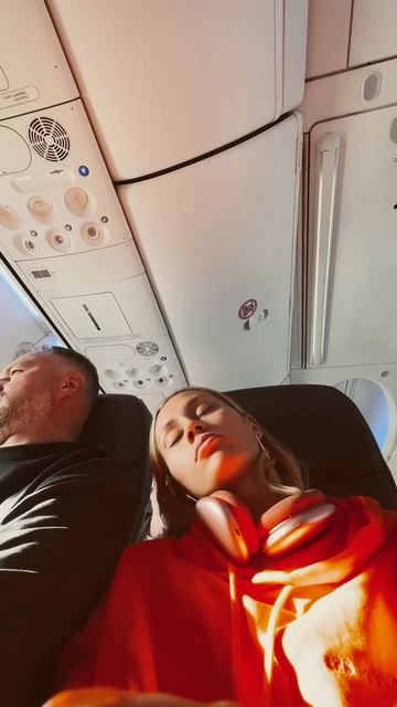 Типичная попытка познакомится в самолете 🤣🤣 #Маш Милаш #milash #пранк смотреть онлайн