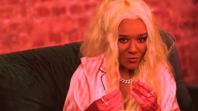 Сара на протяжении всего видео угарает смотреть онлайн