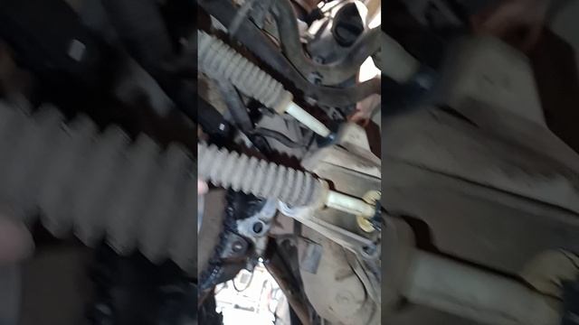 как вынуть кожух тросика кулисы из кронштейна коробки на renault duster