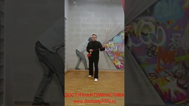 Упражнения с мячами для фитнеса на верёвке в студии (4)