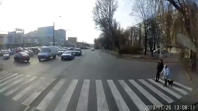 В Днепре парень перевел бабушку через дорогу смотреть онлайн
