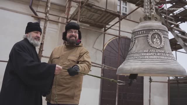 На колокольню церкви Святителя Николая Чудотворца в Бутках Серпухова подняли колокола смотреть онлайн