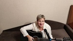 Моё детство красный конь..
Красивая песня про детство...