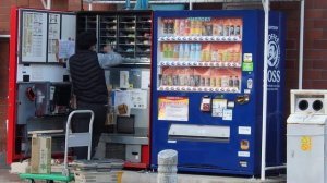 Японские уличные автоматы с горячими и холодными  напитками на любой вкус .Которые нужно пополнять!