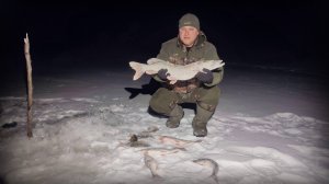 Проверка промысловых рыболовных сетей зимой в Сибири.