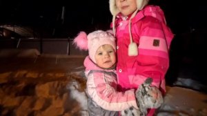 дети радуются снегу