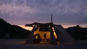 Автомобильный кемпинг в горах дровяная печь, расслабляющая, уютная, готовящаяся еда