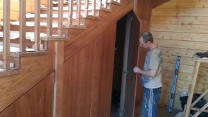 Лестница из ясеня с закрытым лестничным пространством