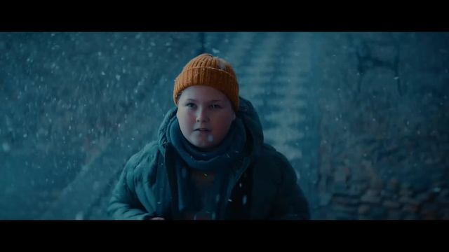 Мальчик и кошка в окне. (реклама YKKAP 2023 г)