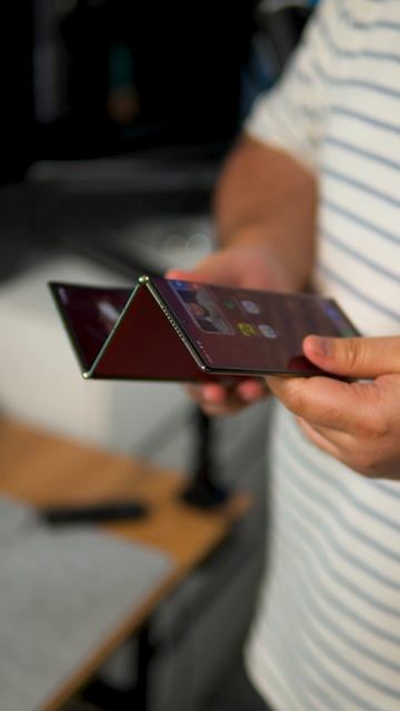 Очень складной смартфон Huawei Mate XT