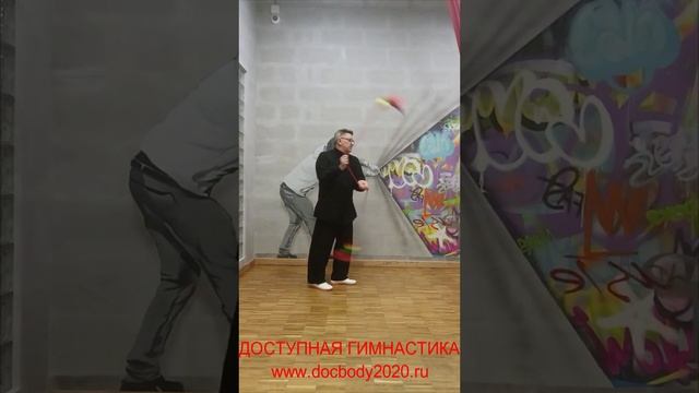 Упражнения с мячами для фитнеса на верёвке в студии (10)