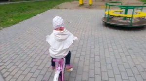 Вика на розовом велосипеде
