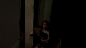 Дочь выкаблучивается  перед мамой