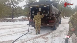 Военкор «Первого Ярославского» увидела, как бойцы СВО с риском для жизни заправляют технику