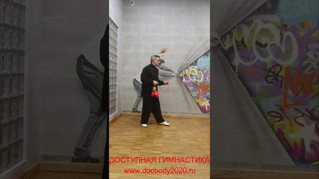 Упражнения с мячами для фитнеса на верёвке в студии