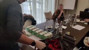 В вымогательстве и получении взятки подозревают сотрудника налоговой службы