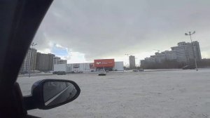 Едем в Hoff, гуляем и идём по надземному переходу возле премьера