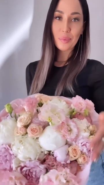 Букет пион, кустовая роза, эустома Moon Flowers Сочи #цветы #flowers #сочибукет смотреть онлайн