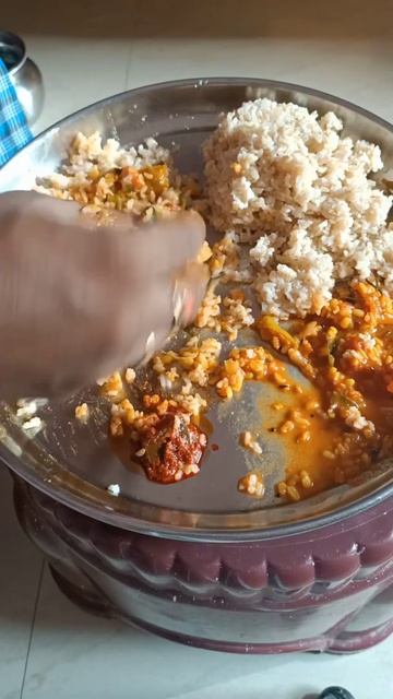 brown rice eating with mango pickle and pesara Pappu tomato #shorts #eating #eatingshow смотреть онлайн