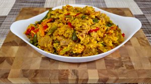 Жареная свинина с рисом и овощами в сковороде ВОК.