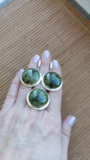 Змеевик в серебре, ручная работа. 18 размер кольца. 7,5 гр вес одной серьги. Ц. 4000👍 смотреть онлайн