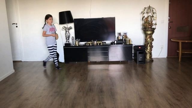 Mari and Iness Pretend Play Hide and Seek with Magic Cloak смотреть онлайн